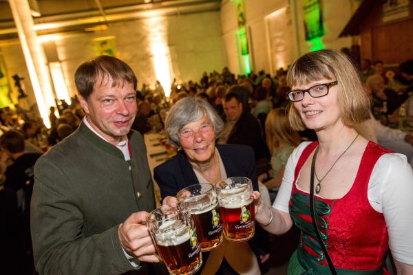 Annette und Christian Höfner stoßen mit Ihren Bierkrügen an