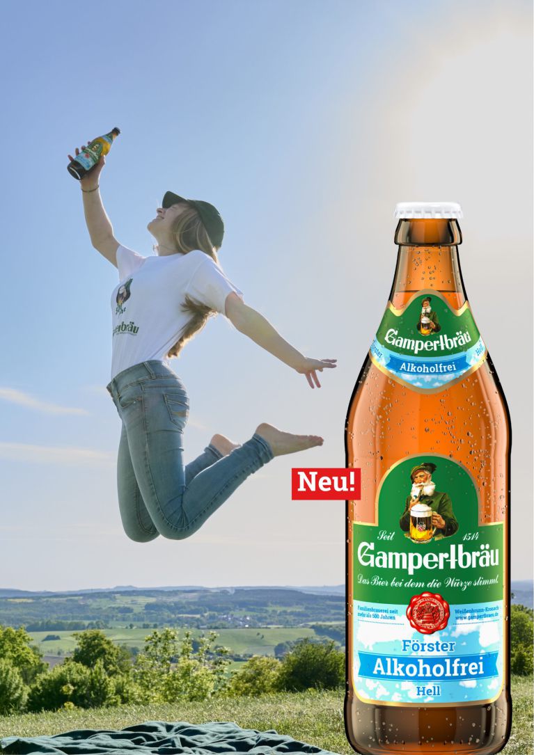 Frau springt in die Luft vor Freude und hält ein Förster Alkoholfrei Hell in der Hand