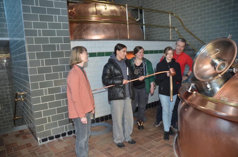 Zwei Schülerinnen blicken in die Geheimnisse der Braukunst in der Gampertbräu in Weissenbrunn. Im Sudhaus durften sie aus dem Sudkessel mit äußerster Konzentration erste Proben entnehmen. Lilly Gampert übergibt mit viel Gefühl und Aufregung aus