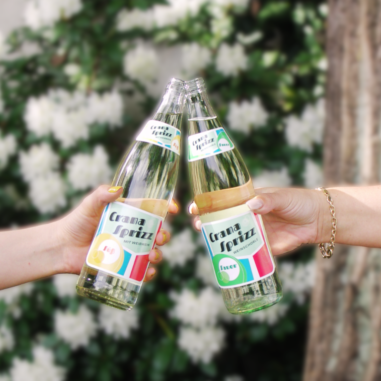 CranaSprizz Sauer und Süß sind zwei neue weinhaltige Mischgetränke in der Pfandflasche