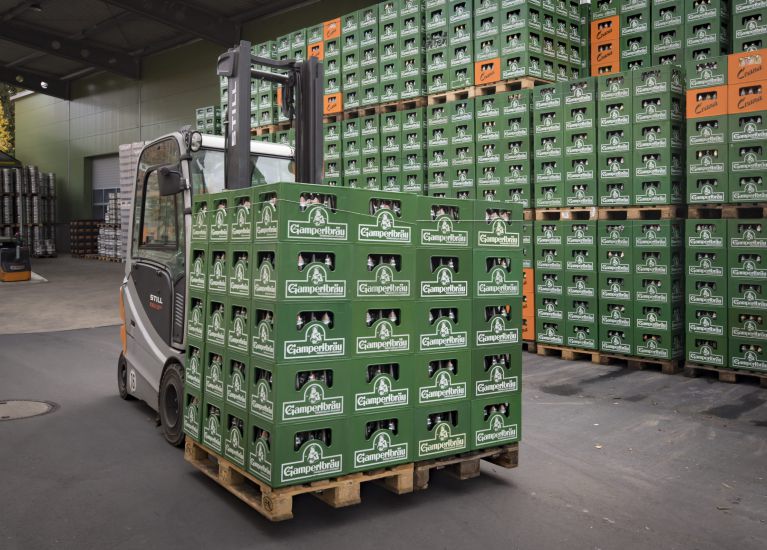 Gapelstapler transportiert eine Pallette Gampertbräu Bierkästen
