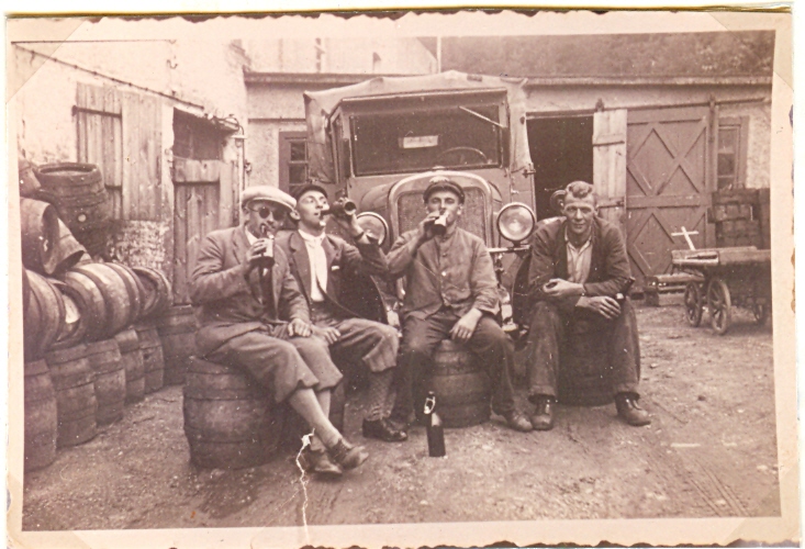 Biertrinkende Männer 1945